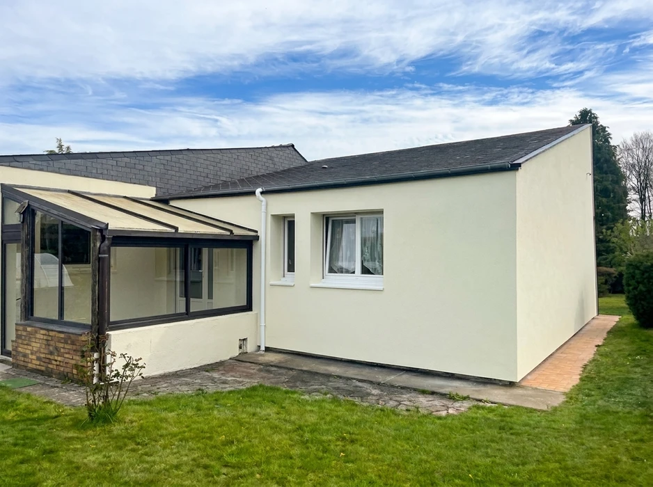 Maison plain-pied avec extension véranda en aluminium anthracite et vitrage simple paroi