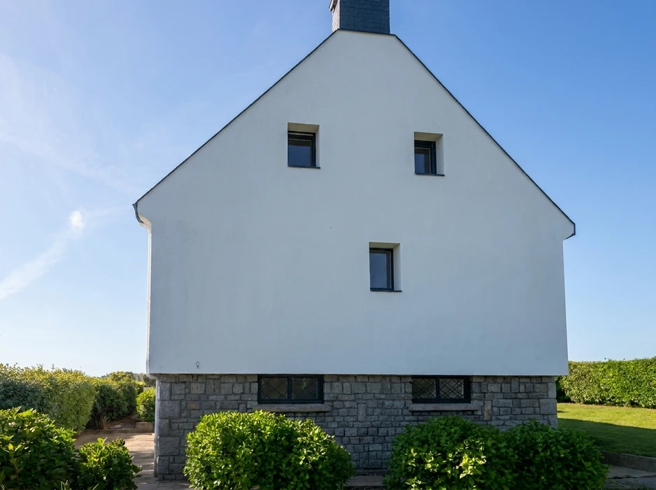 Façade pignon d'une maison individuelle, vue extérieure