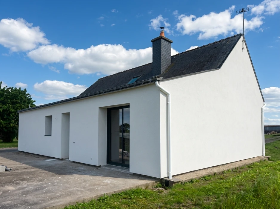 Maison individuelle rénovée, vue extérieure, architecture bretonne traditionnelle