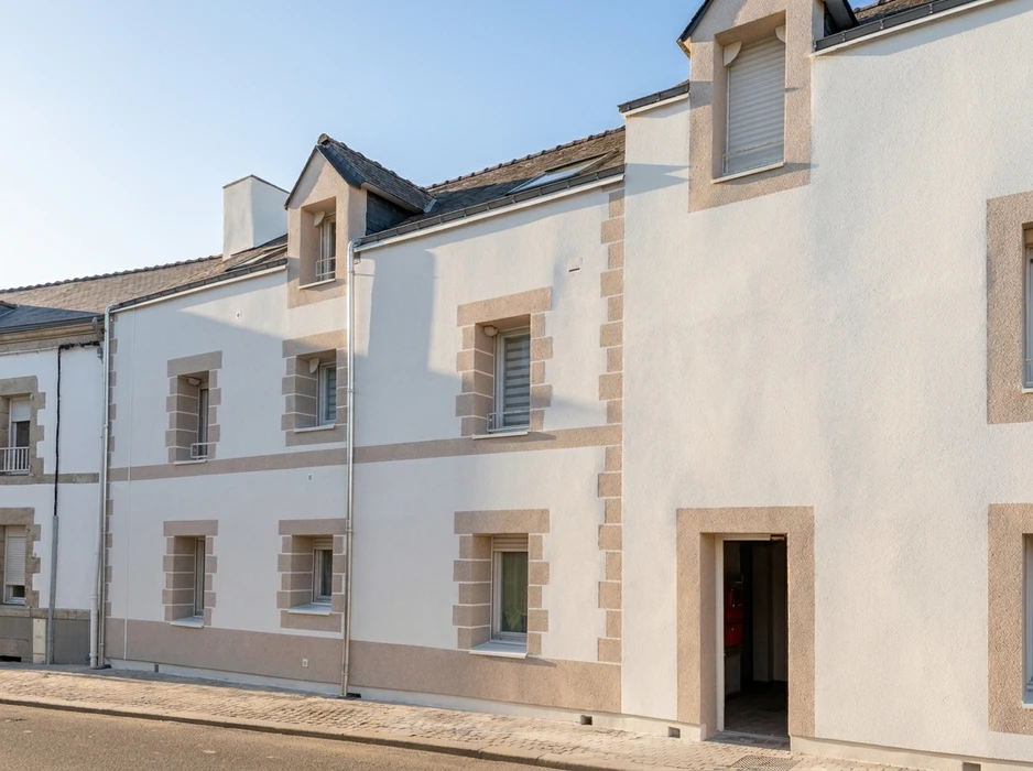 Façade rénovée d'un immeuble résidentiel français, style traditionnel breton