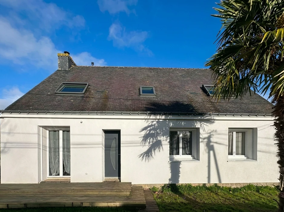Maison bretonne traditionnelle, facade enduite blanche, toiture en ardoise naturelle avec trois fenêtres de toit type Velux