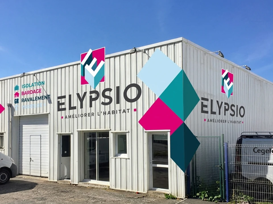 Deux ouvriers en bâtiment travaillent sur échafaudage, appliquant un enduit mural extérieur à la main