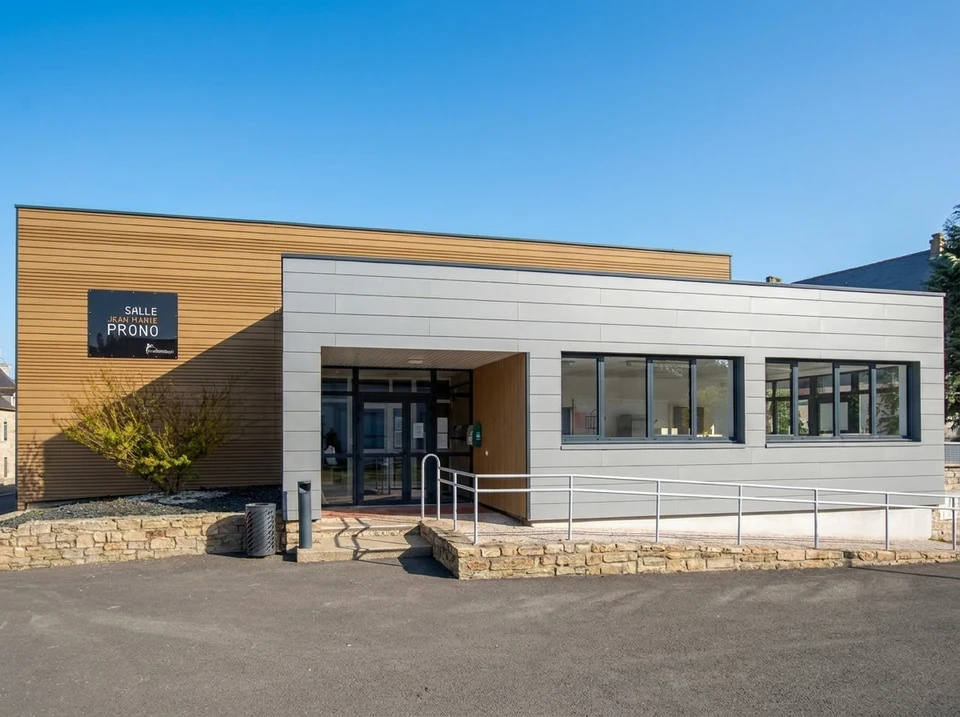 Maison individuelle de style breton, façade blanche enduite, toiture en ardoise naturelle à deux versants avec lucarne centrale