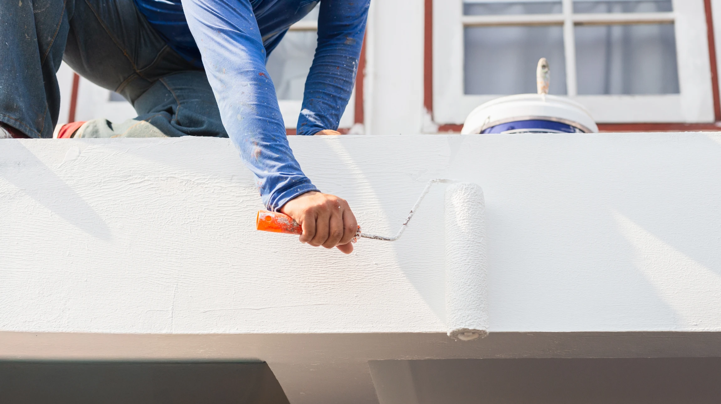 Chantier de rénovation extérieure d'une maison avec échafaudage tubulaire métallique installé contre la façade