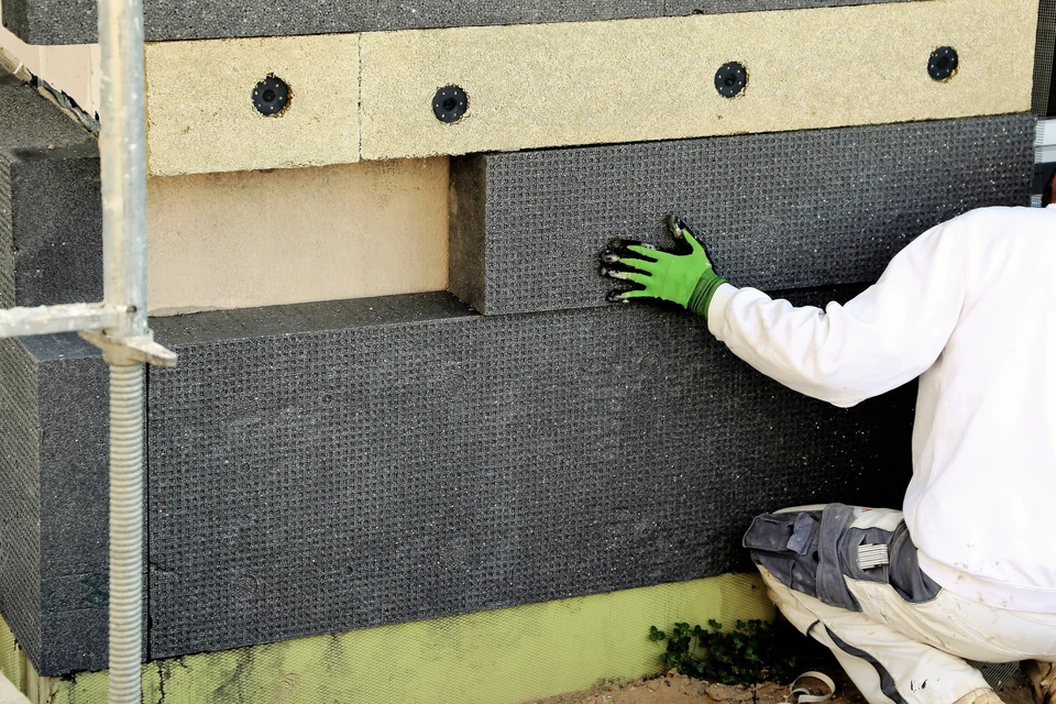 Découpage autour de la façade de l'immeuble pour effectuer des travaux d'isolation thermique avec d'épaisses plaques de laine de roche minérale