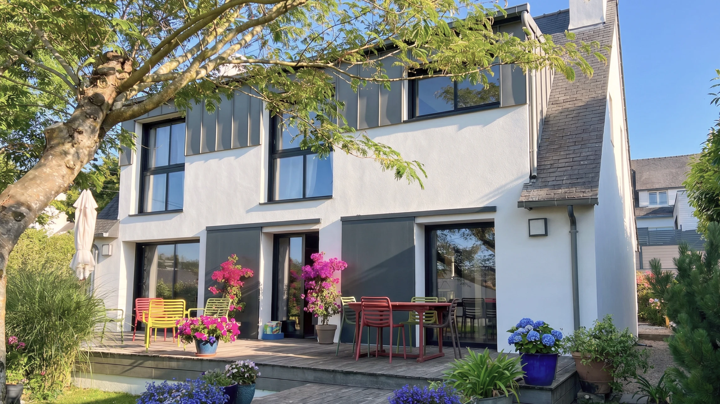 Chantier de rénovation extérieure d'un bâtiment résidentiel avec échafaudage métallique tubulaire multi-niveaux