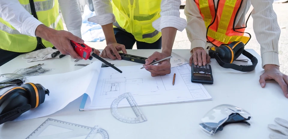 Façade de maison en rénovation avec échafaudage métallique tubulaire devant l'entrée